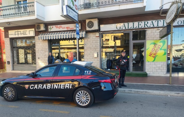 Furti con spaccata ai danni di esercizi pubblici nei giorni scorsi. Nella notte i Carabinieri di Montesilvano arrestano due giovani.