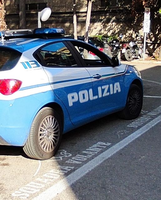 Pescara, entra nell'auto di un anziano e ruba il suo portafogli, la Polizia arresta una donna