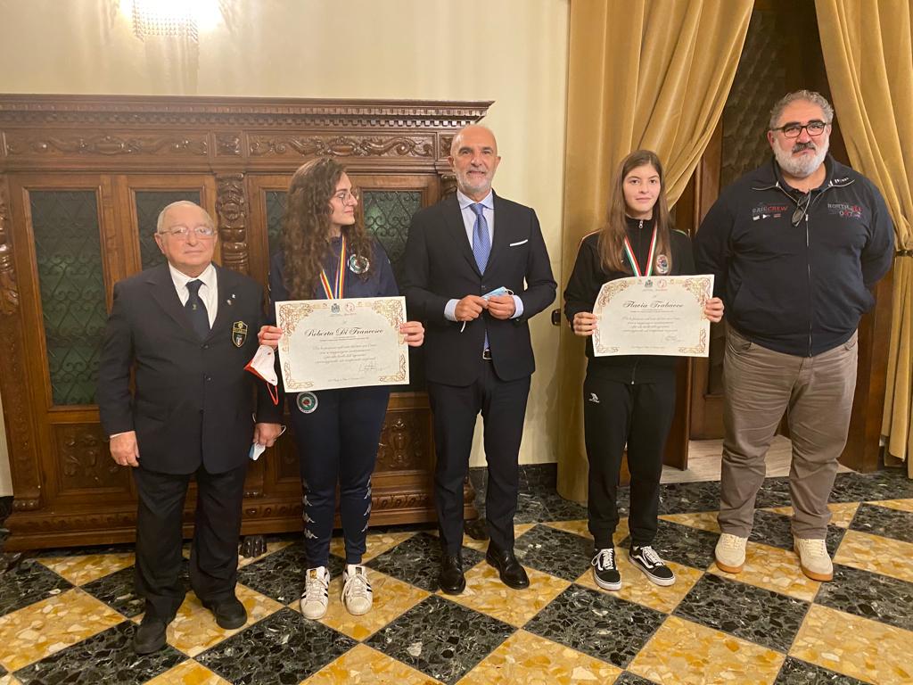 Pescara, le giovani promesse del Tiro con l’Arco Flavia Trabucco e Roberta Di Francesco premiate in Comune