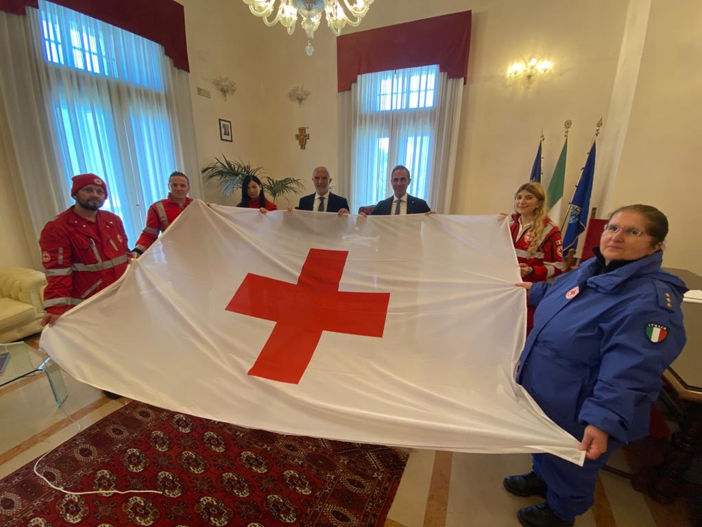 La Croce Rossa celebra la Giornata Mondiale: a Pescara consegnata la bandiera e sventolata in municipio