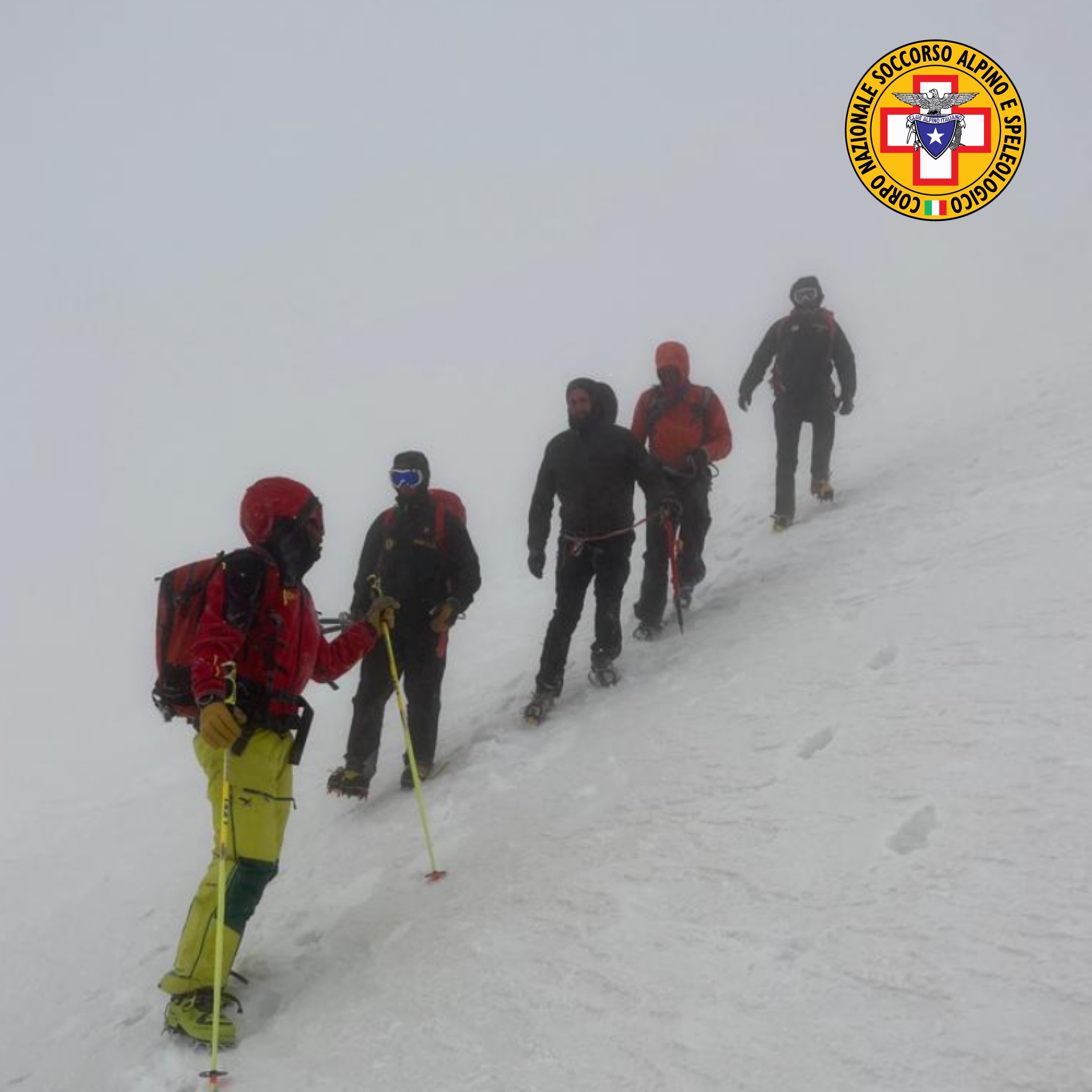 Rimane una notte all’addiaccio sul Corno Grande, salvato dal Soccorso Alpino un ragazzo di 27 anni in ipotermia 