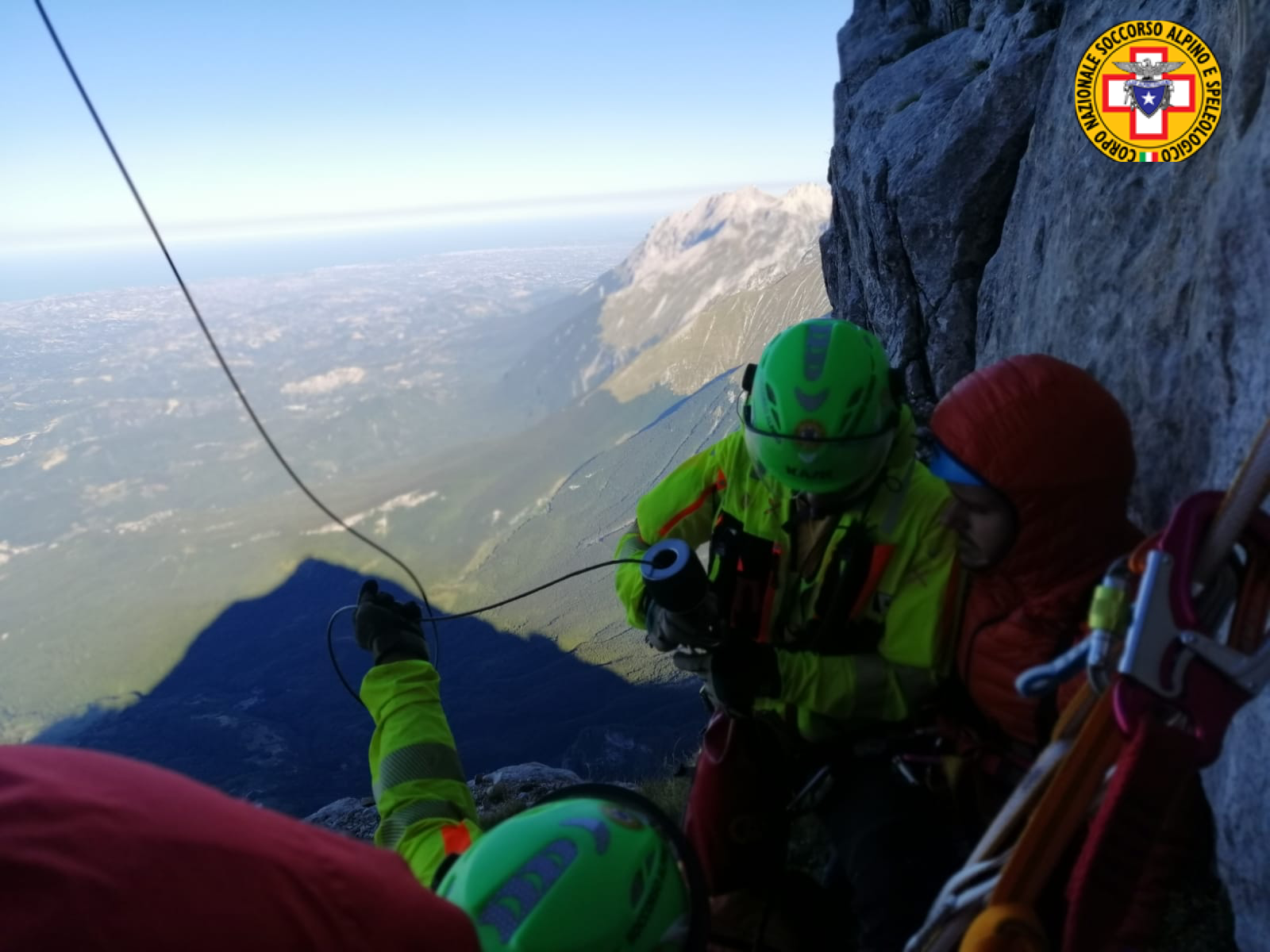 Alpinista salvato dopo un volo di 20 metri sul Paretone del Gran Sasso ...