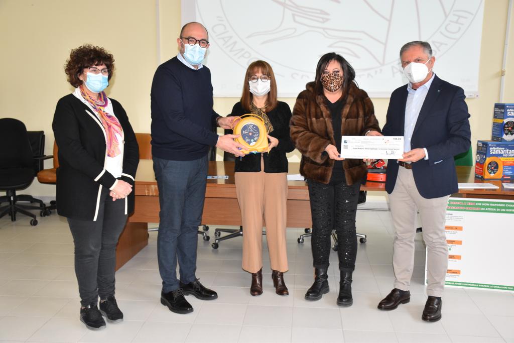 BCC Abruzzi e Molise dona 10 defibrillatori alle scuole e buoni acquisto da spendere nei negozi locali