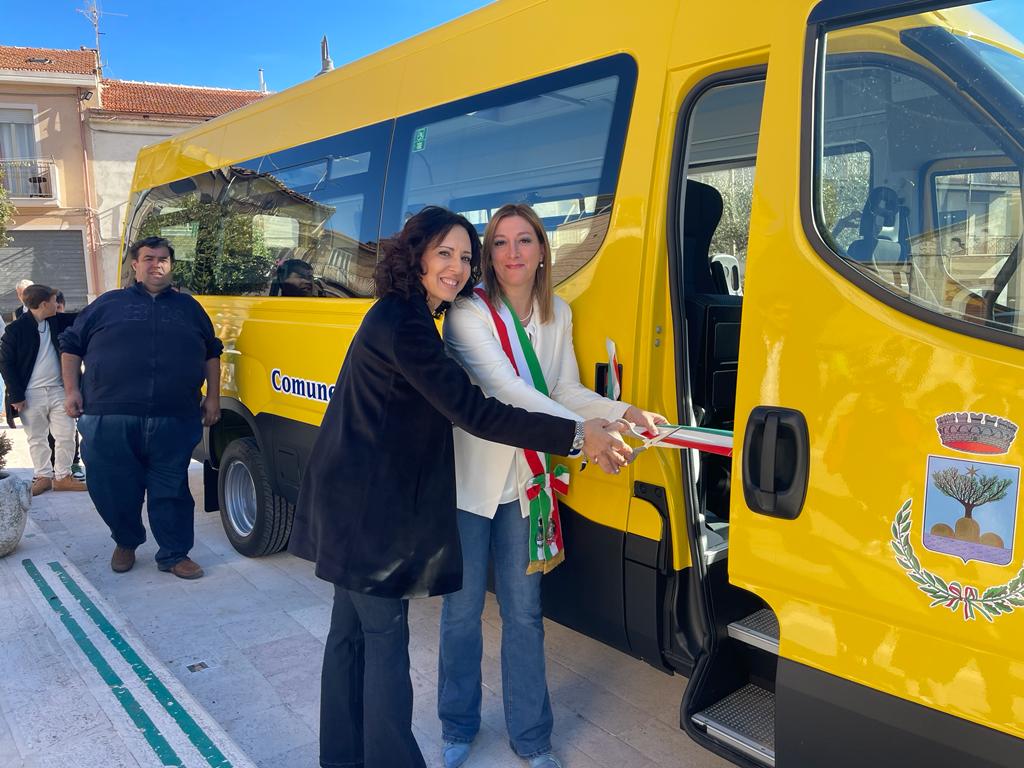 A Monteodorisio la consegna del nuovo scuolabus