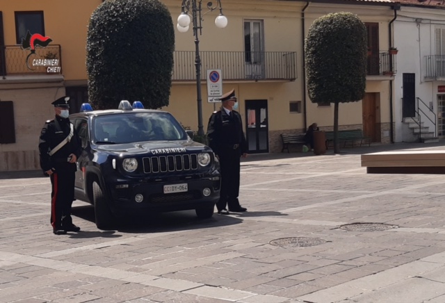 Violazione norme anticovid, festa in piazza ad Atessa, identificate e sanzionate dai Carabinieri 10 persone 
