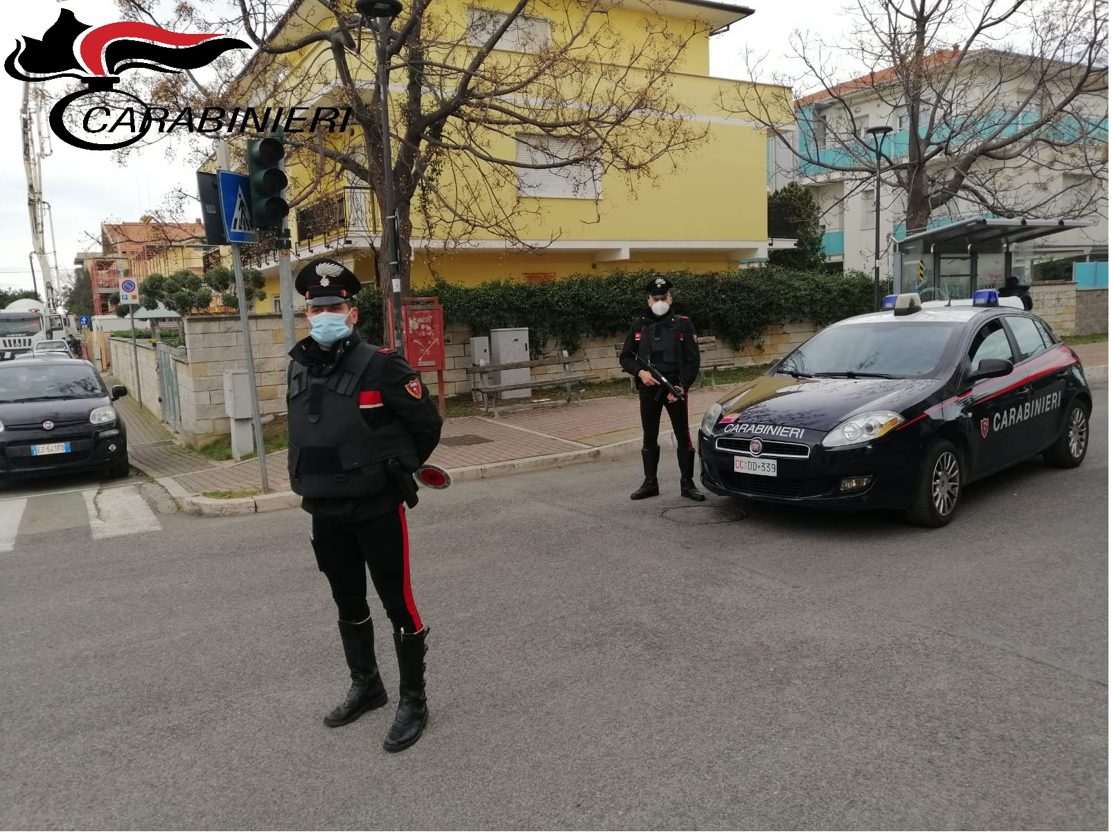 Montesilvano, prende a calci e pugni i carabinieri intervenuti per sedare una rissa, giovane arrestato