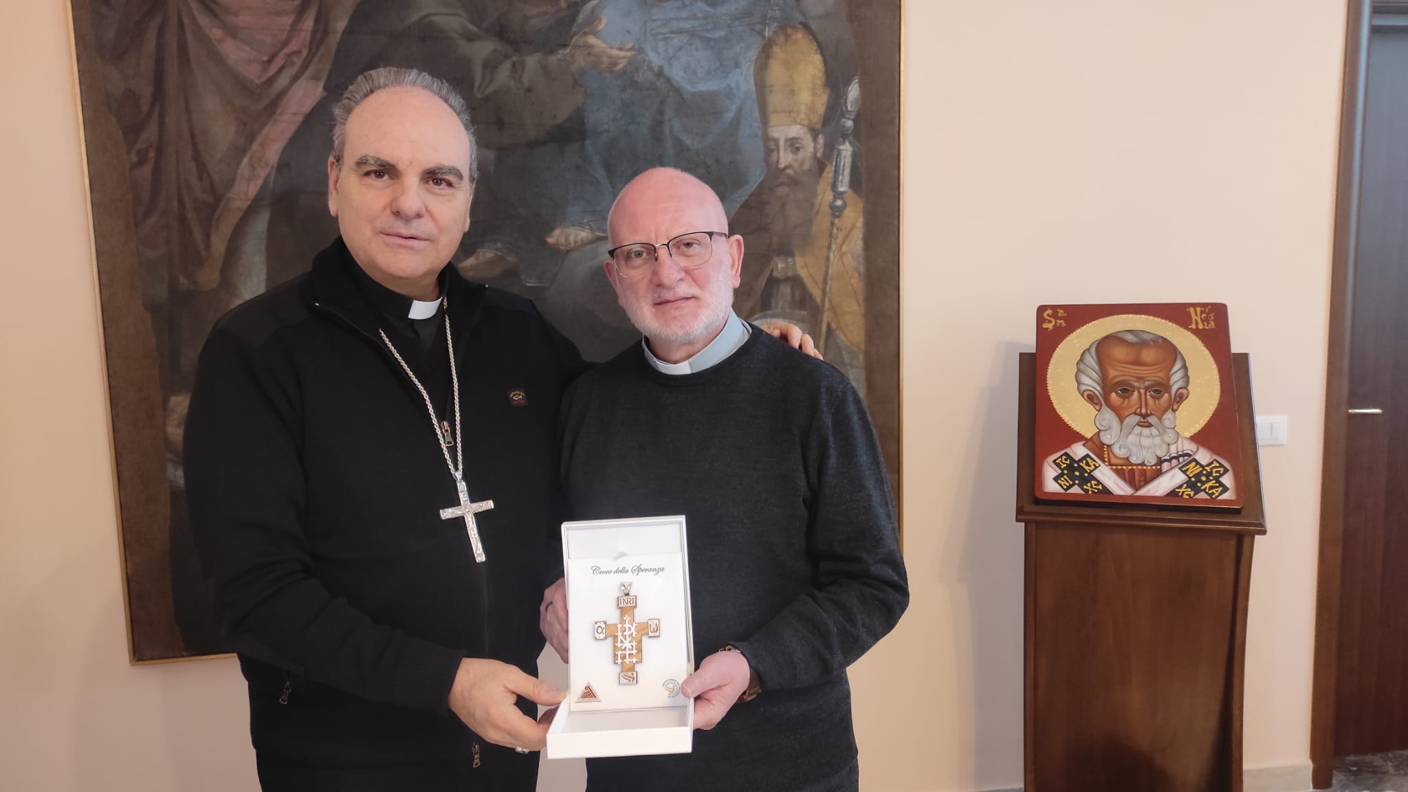 Chiesa Sulmona, i detenuti donano a Mons. Fusco la Croce della Speranza