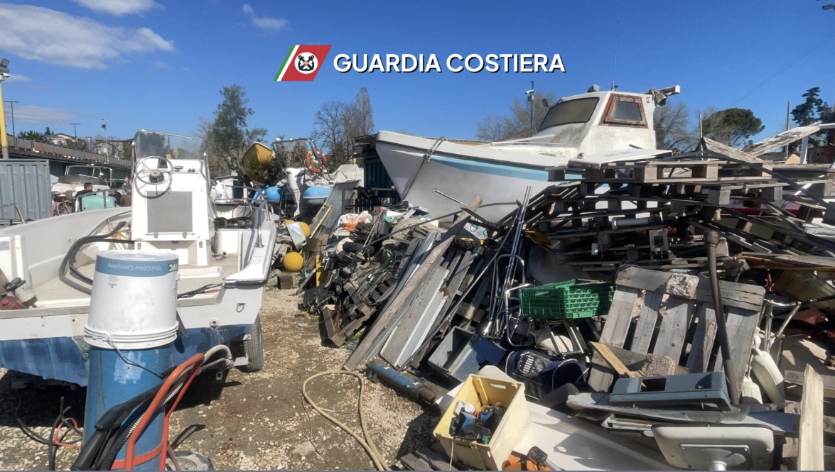 Pescara, rifiuti tossici a cielo aperto: la Guardia Costiera scopre discarica illegale lungo il fiume