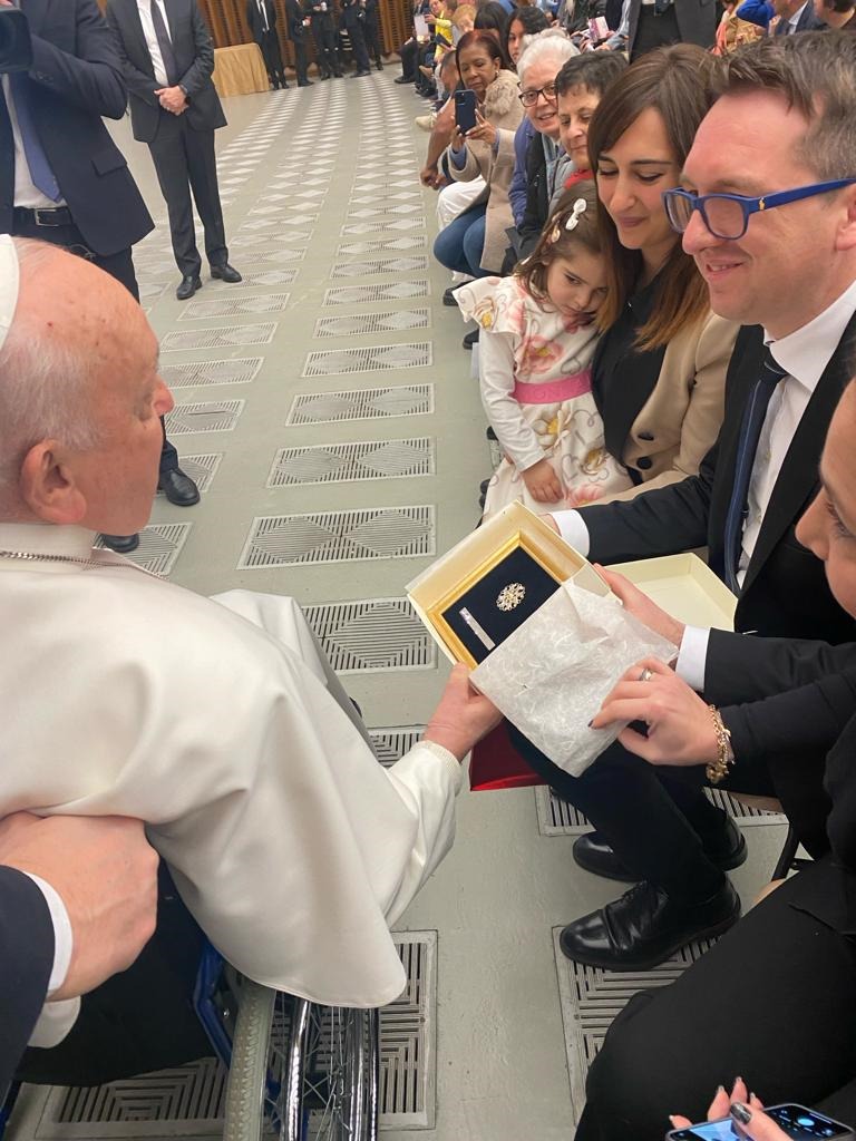 Una “presentosa” in regalo al Papa. Daniele Braccia, Ceo della New Energy, ha consegnato al Santo Padre il gioiello simbolo dell’Abruzzo