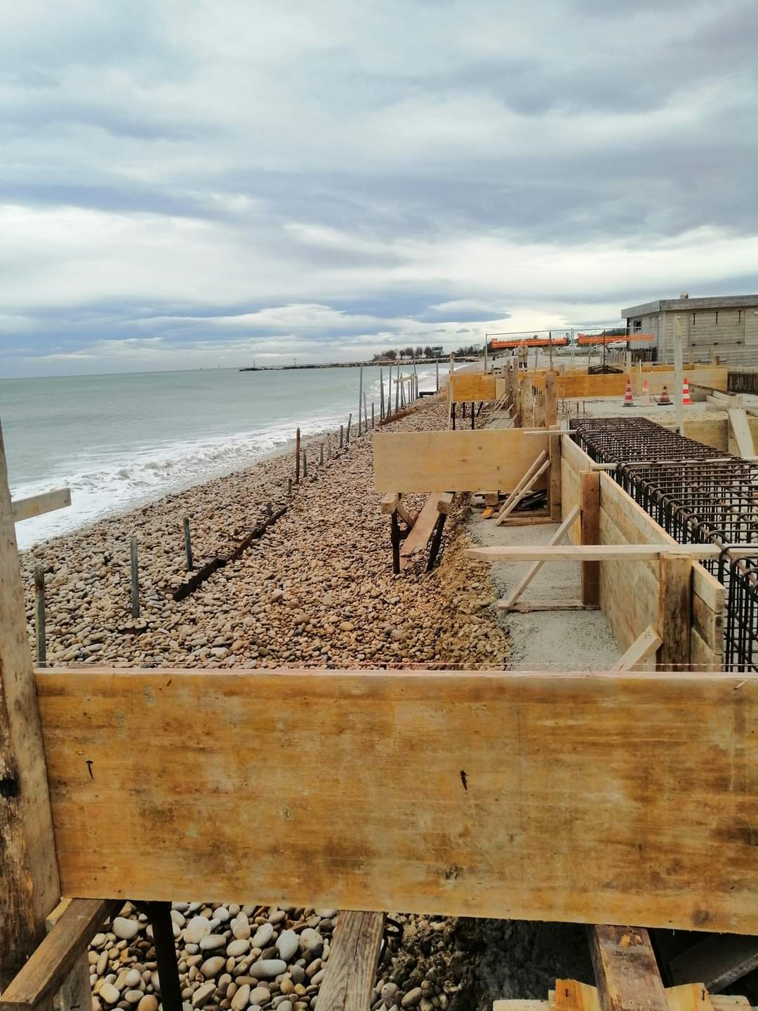 Cemento sulla spiaggia di Fossacesia, partiti i primi esposti in Procura