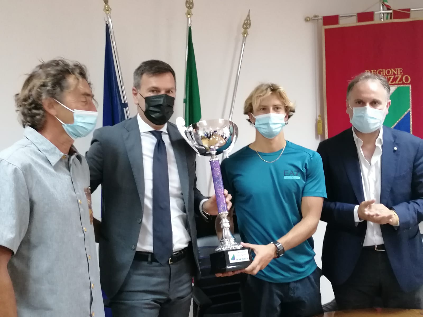 La regione Abruzzo premia il surfista Edoardo Papa ed il padre Andrea Papa