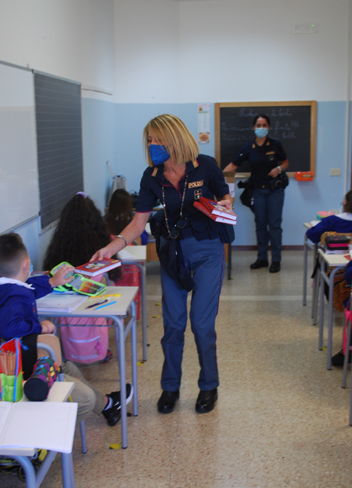 Legalità, la Polizia di Stato di Sulmona e Avezzano consegnano l'agenda scolastica Il Mio Diario agli studenti