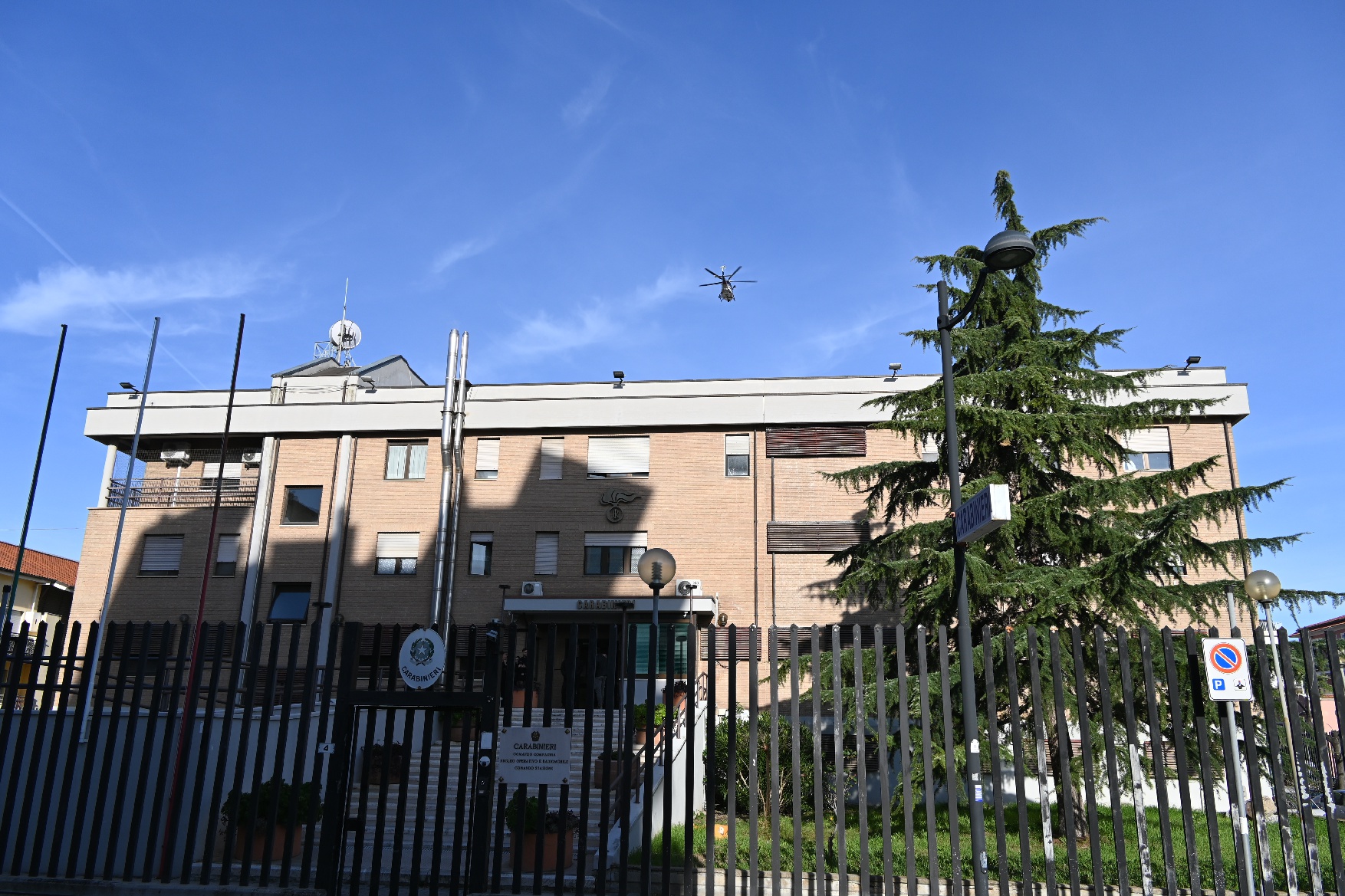 Montesilvano, minacciati con un coltello durante la passeggiata: 20enne arrestato per rapina