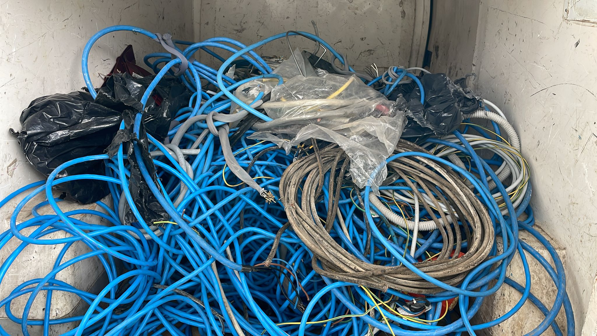 Arrestato ladro di rame dopo il furto in un deposito: Sequestrati oltre 500 KG di materiale