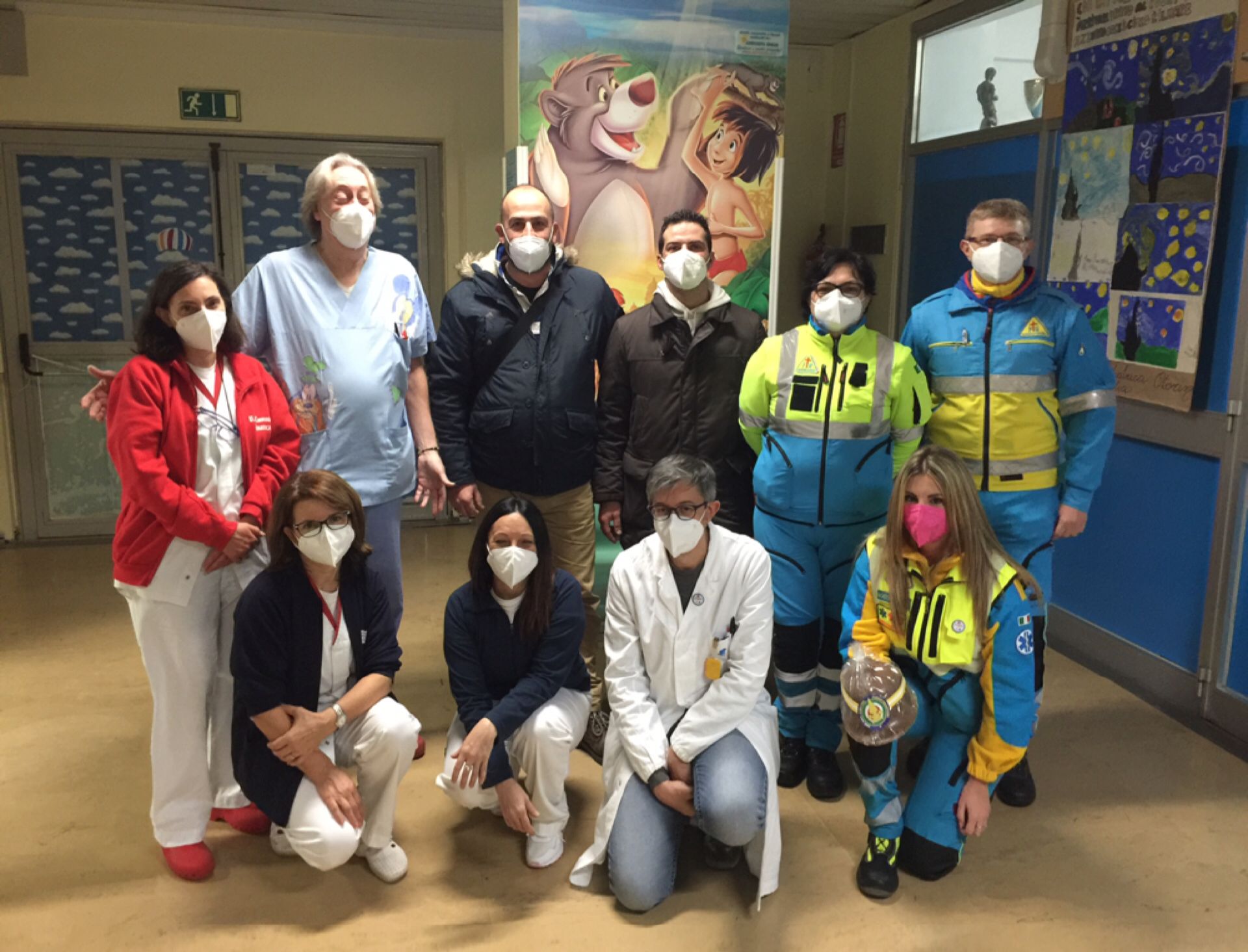 Pescara, Misericordia e Vigili del Fuoco donano elmetti al cioccolato ai bimbi del reparto di chirurgia pediatrica 