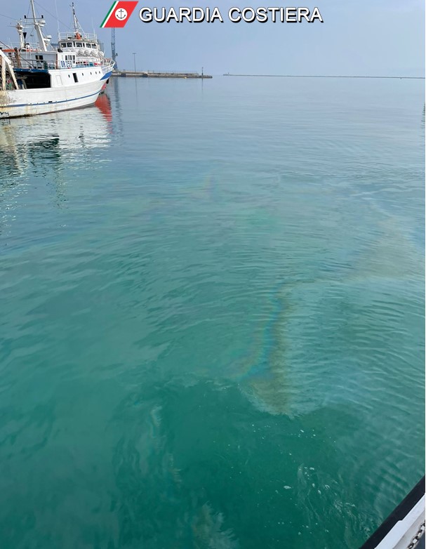 Gasolio nel mare, la Capitaneria di Porto di Ortona diffida 3 armatori