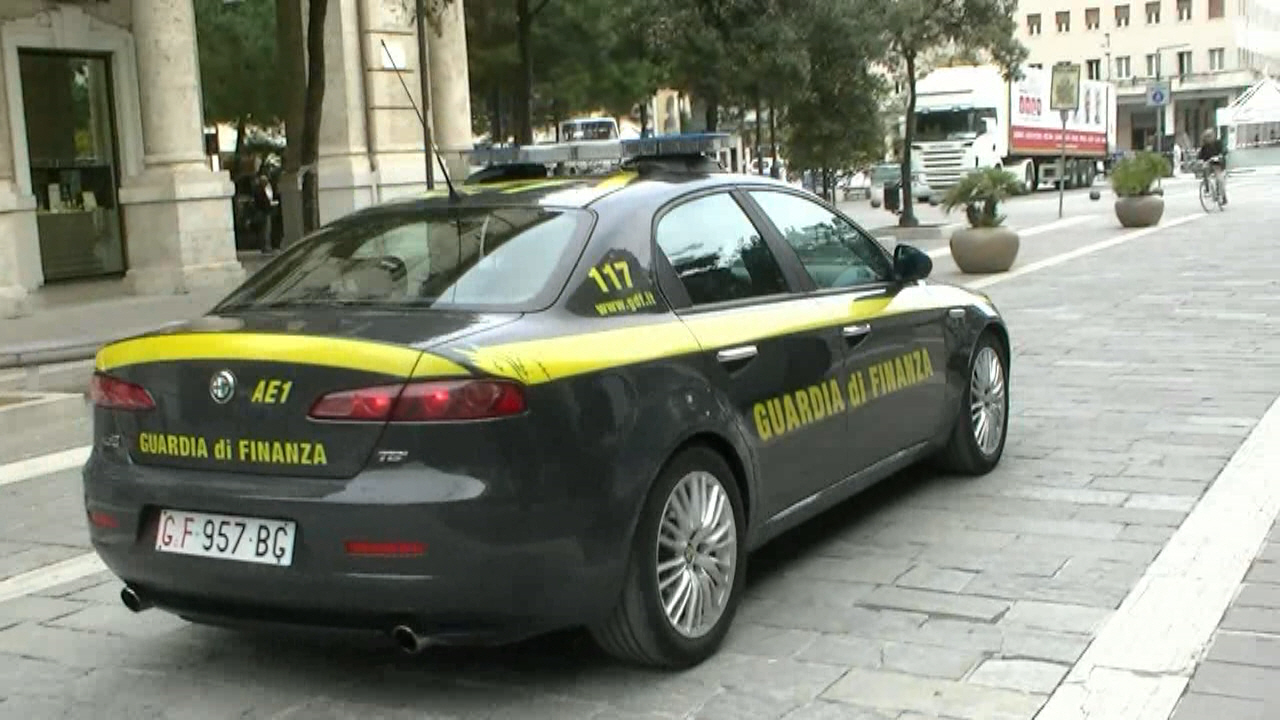 La Guardia di Finanza di Pescara sequestra oltre 11.000 capi contraffatti