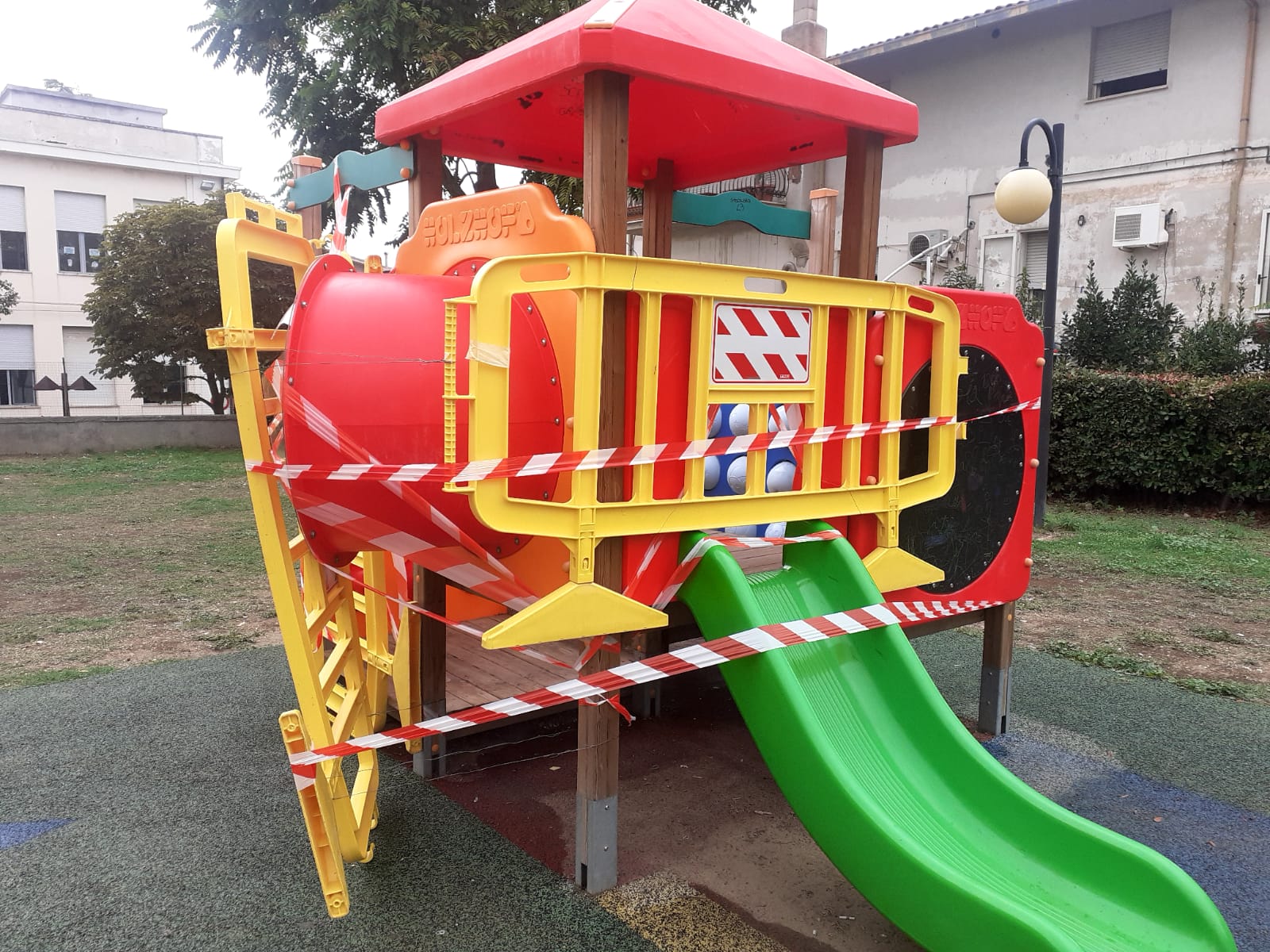Fossacesia, vandali distruggono gioco per bambini al parco Bucciante
