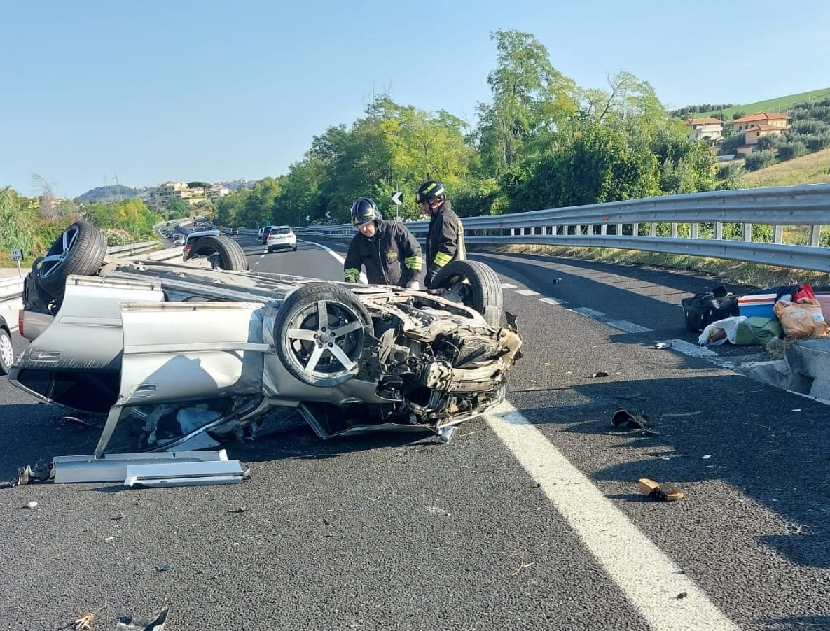 Incidente sull’A14 coinvolge una Volvo Station Wagon con a bordo una coppia e un bambino di rientro in Germania.