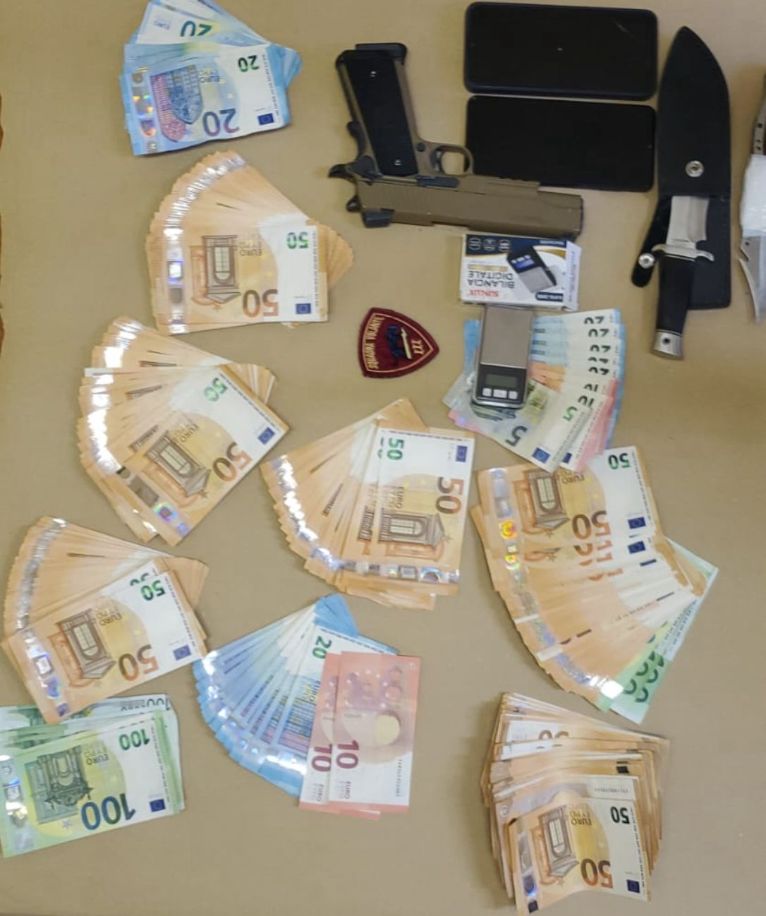 Pescara, eroina e cocaina e soldi in un'abitazione di Porta Nuova, la Polizia arresta una coppia