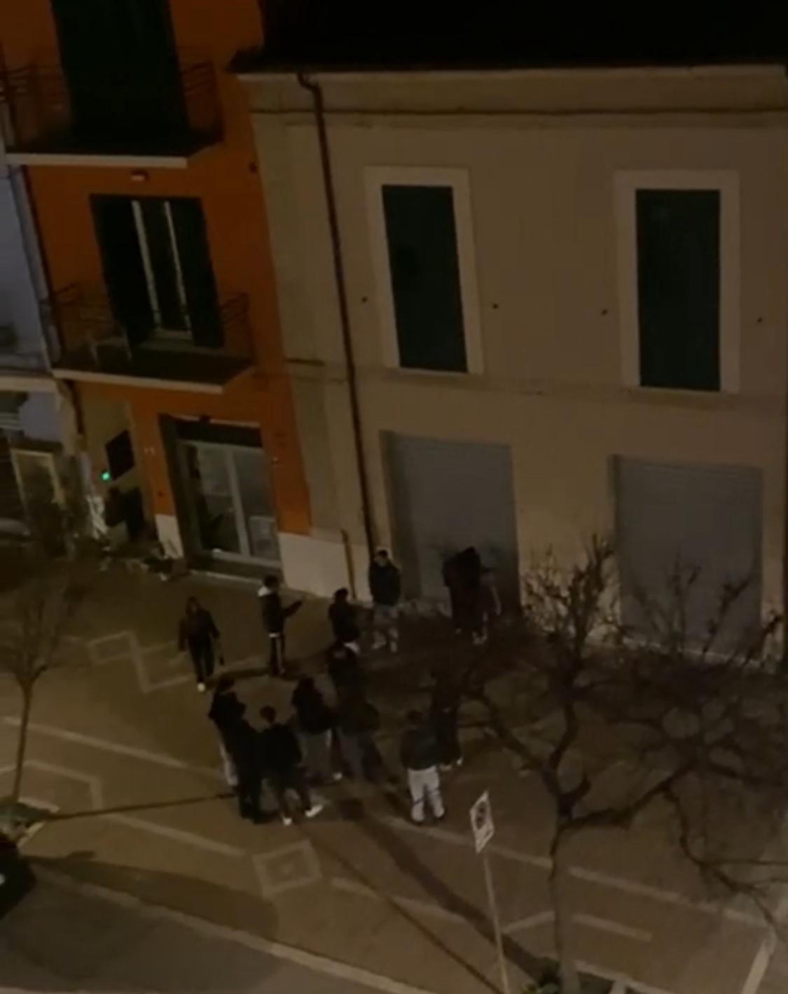 A Lanciano una banda  di bulli aggredisce un minore che resta a terra tramortito. 