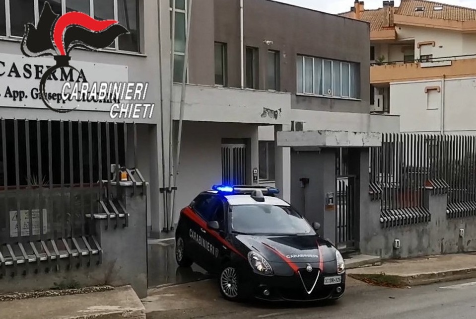 Atessa, furto in gioielleria: denunciati un uomo e una donna. Si cerca un terzo complice