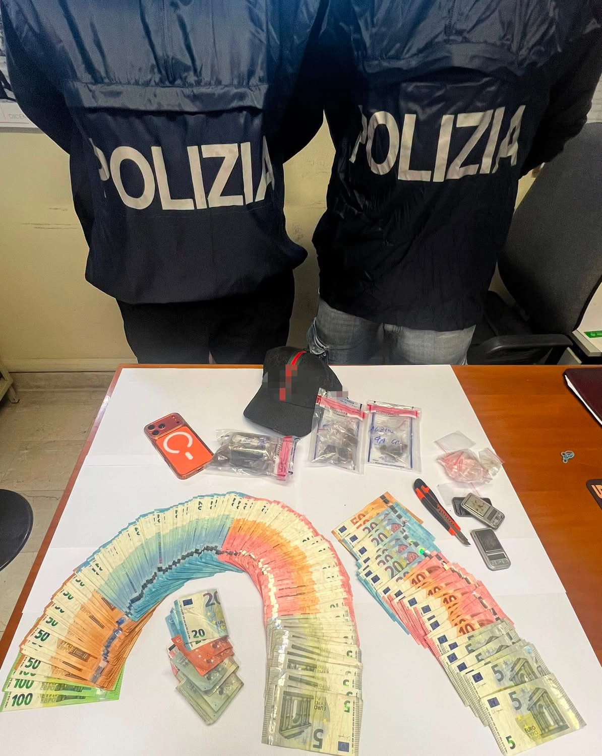 Blitz della Squadra Mobile a Teramo: 23enne sorpreso a spacciare sotto casa, in arresto con droga e 5mila euro