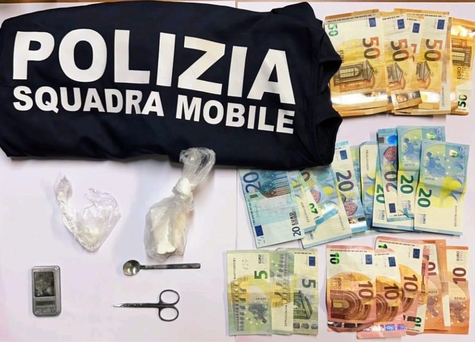 La Polizia di Pescara scopre postazione di spaccio di cocaina nel quartiere Rancitelli, arrestata 28enne e sorpreso un noto avvocato fra gli acquirenti