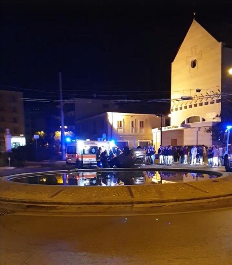 Incidente stradale a Chieti Scalo, auto si schianta contro la fontana