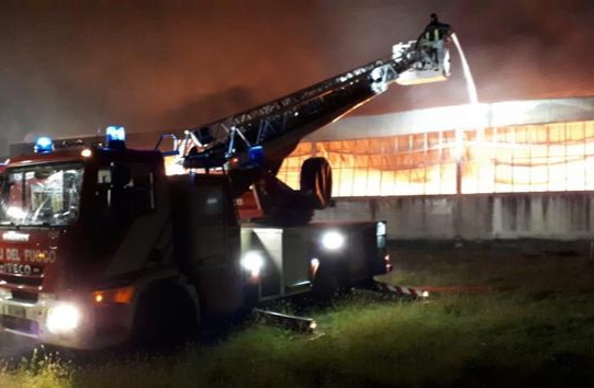 Incendio a Casacanditella distrugge azienda tessile