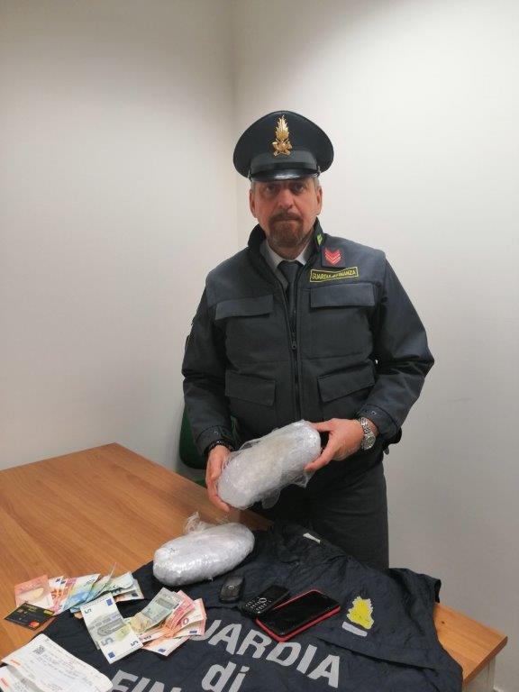La Guardia di Finanza di Pescara sequestra 1 kg di marijuana