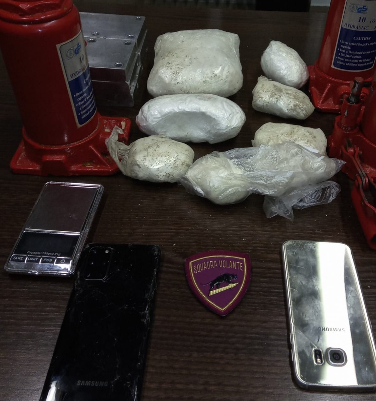 Pescara, le volanti della Polizia intervengono per una lite familiare e scoprono in casa un chilo di cocaina