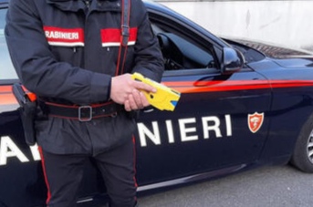 Armato di macete inveisce contro automobilisti di passaggio e si scaglia contro i carabinieri intervenuti: bloccato con il TASER e arrestato 