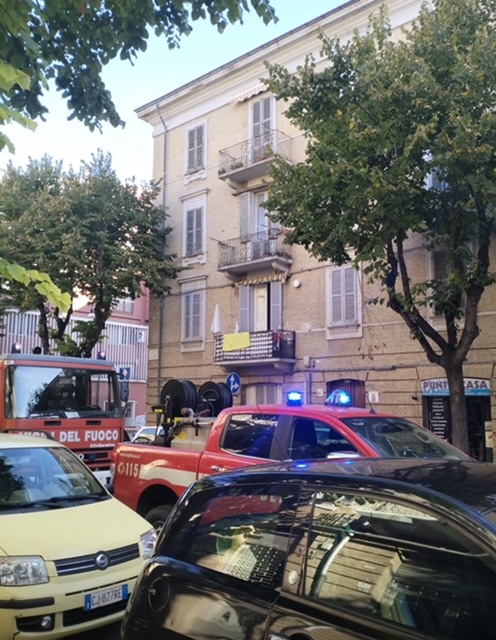 Lanciano, cadono cornicioni e calcinacci da un palazzo Ater di viale della Rimembranza, sfiorata la tragedia per mamma e figlia