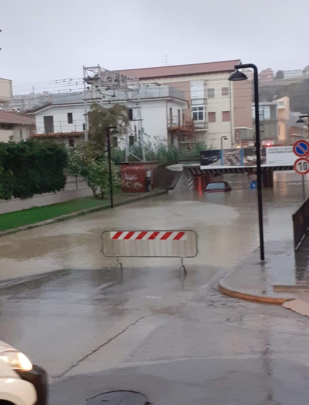 Maltempo, a Giulianova un' auto resta bloccata nel sottopasso allagato, salvati gli occupanti 