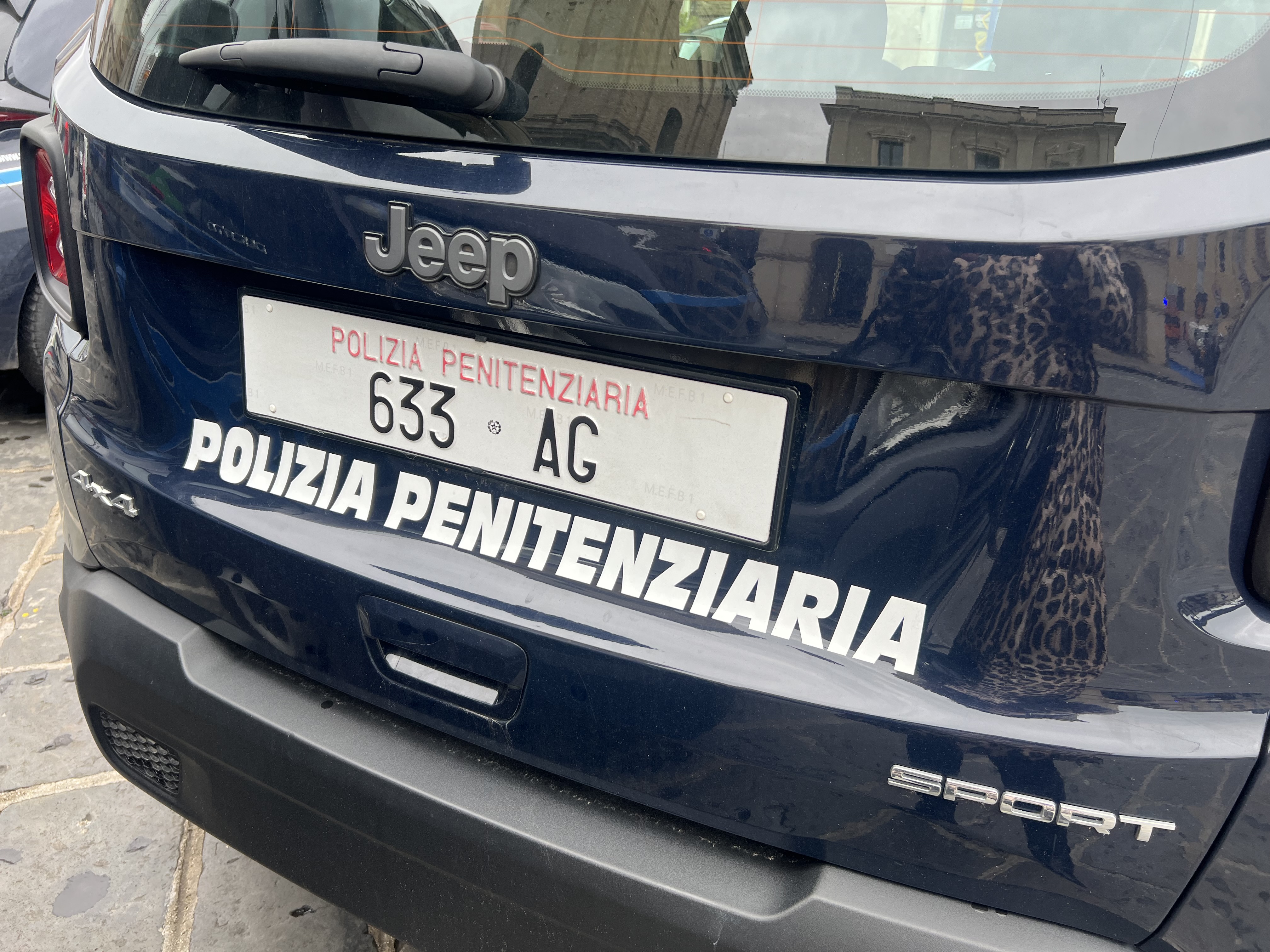 Mezzo chilo di droga nelle suole delle scarpe: mamma va in visita al figlio in carcere e viene arrestata
