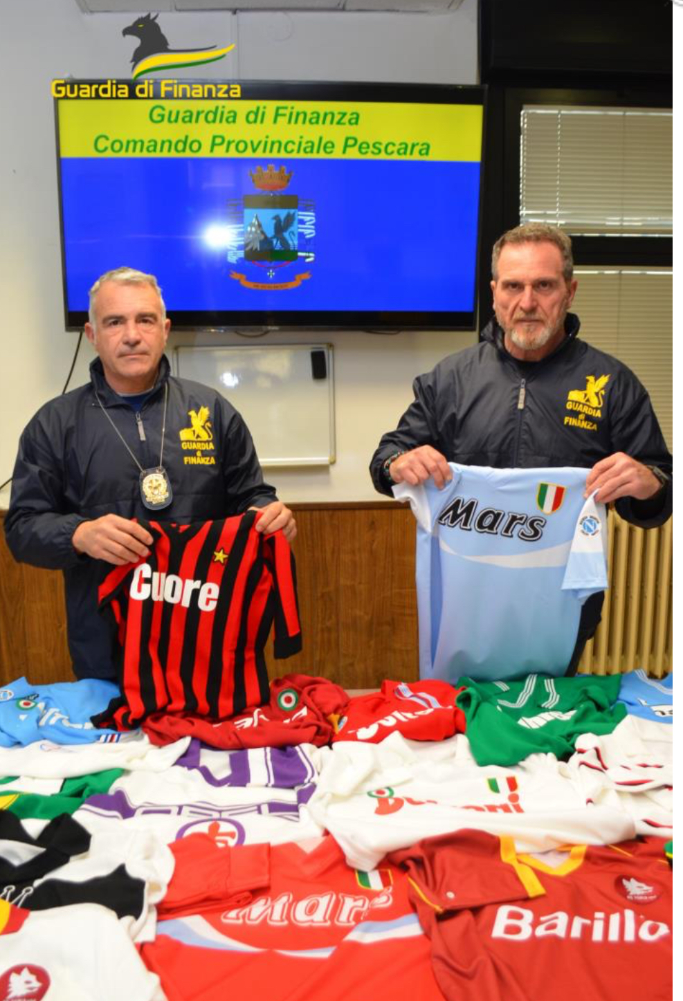 La Guardia di Finanza di Pescara sequestra 1500 capi di abbigliamento sportivo vintage contraffatti 