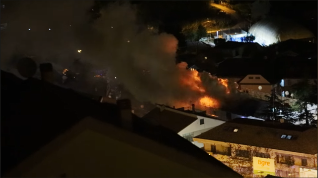 Chieti, a fuoco il tetto di una palazzina, evacuate cinque famiglie nel quartiere Tricalle