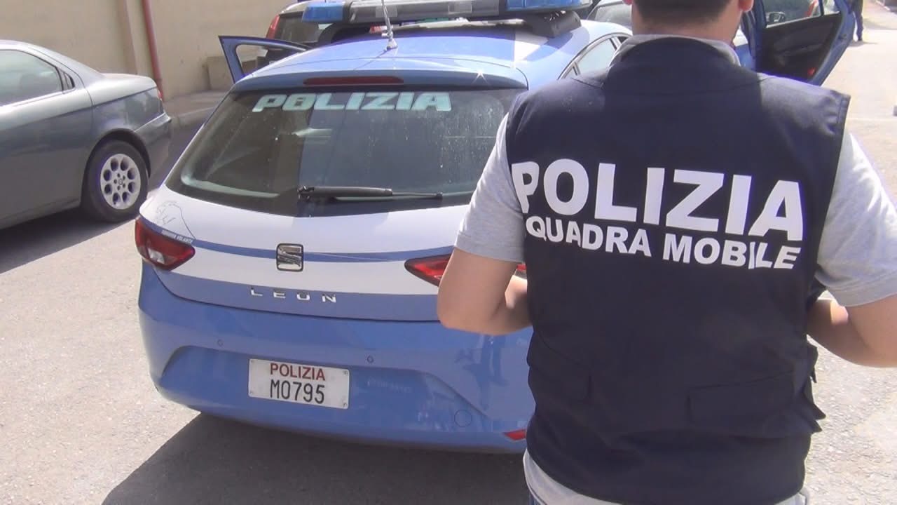 Dipendente Asl sorpreso dalla Polizia con droga in bici: arrestato a Teramo