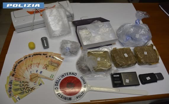 Teramo, la squadra mobile arresta un 27enne trovato in possesso di oltre 2kg  e mezzo di droga tra  eroina cocaina e hashish 