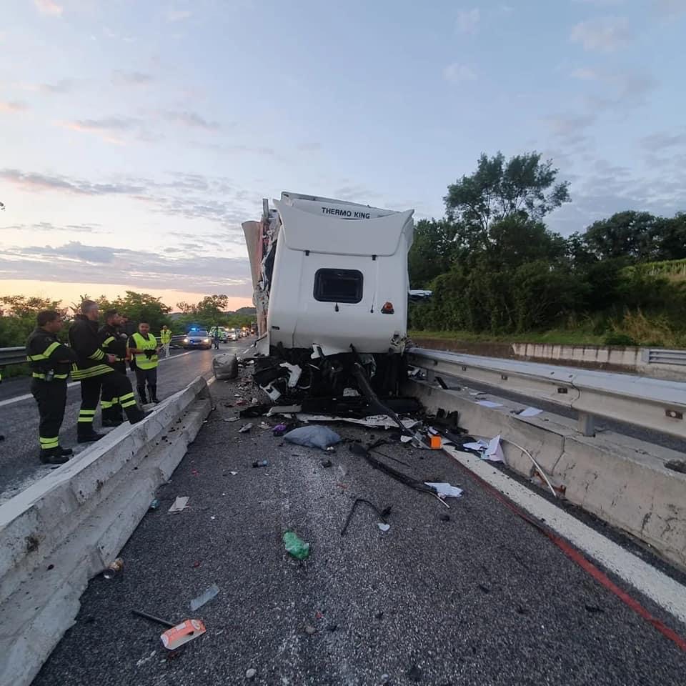 Torino di Sangro, incidente mortale in autostrada A14, camion piomba sul cantiere, un morto e otto feriti