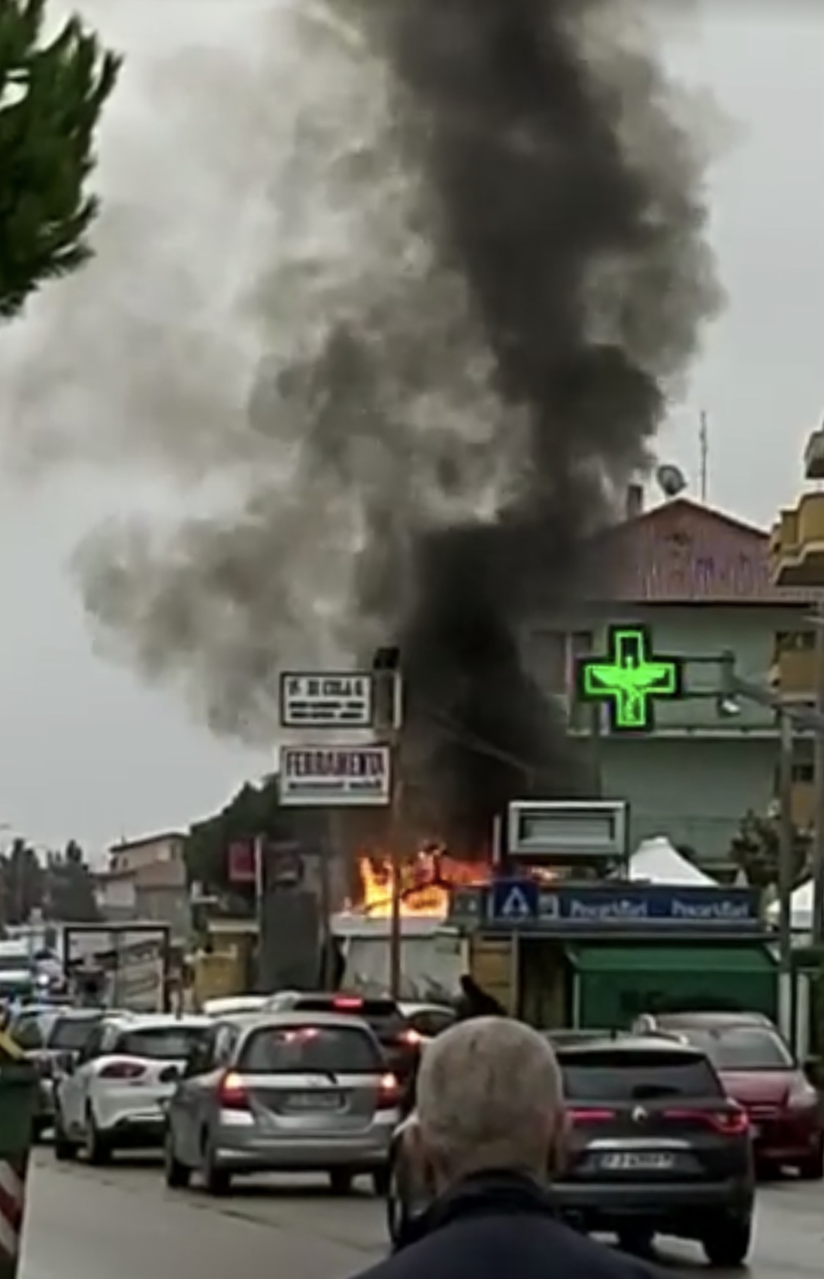 Incendio semidistrugge pertinenza Pub a Montesilvano