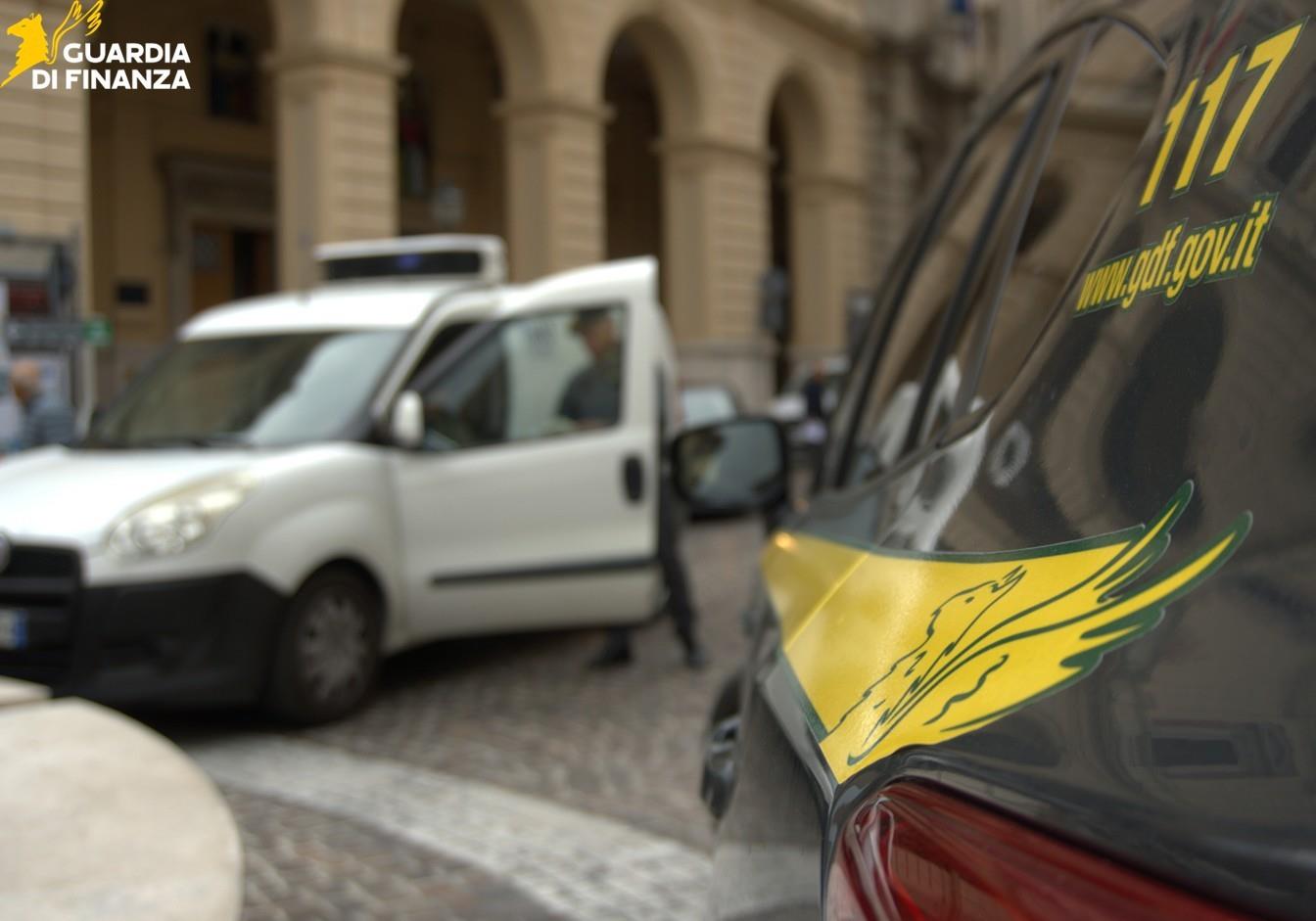 Bucchianico, Fabbrica clandestina di sigarette nel Chietino: scoperto impianto industriale, 8 arresti e un denunciato