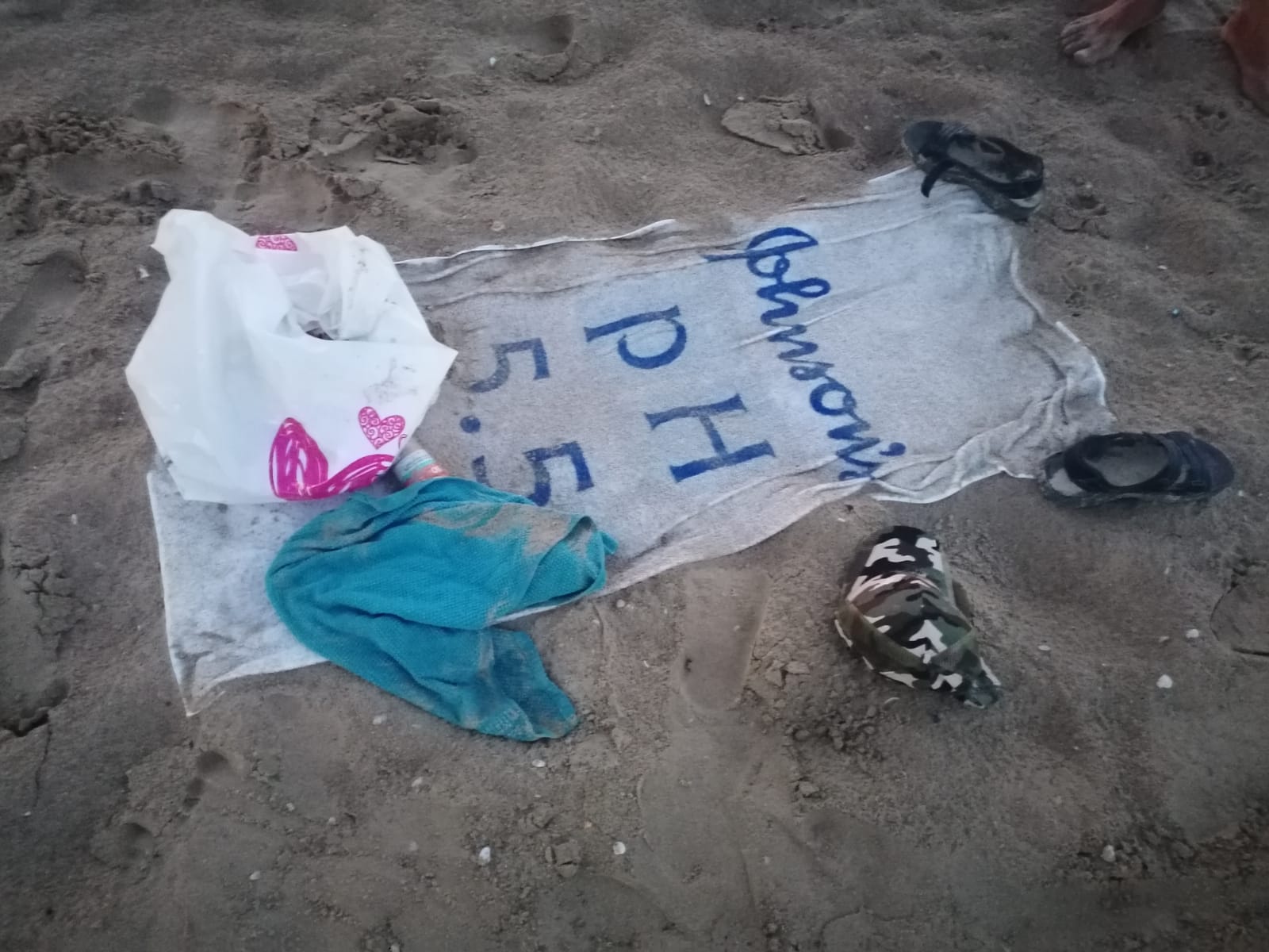 Francavilla al Mare, effetti personali abbandonati in spiaggia: si teme la scomparsa di una persona