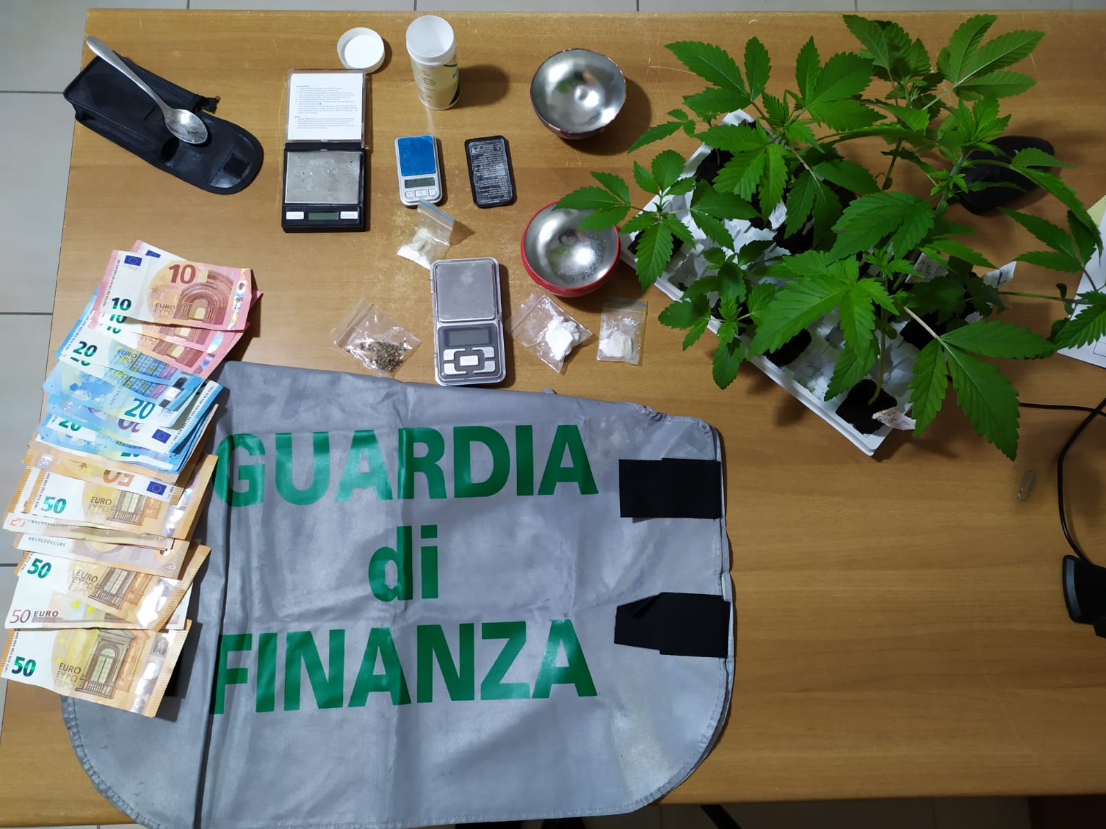 GUARDIA DI FINANZA DI SULMONA, ANTIDROGA E CONTROLLO DEL TERRITORIO: INDIVIDUATA UNA PICCOLA CENTRALE DELLO SPACCIO. 1 ARRESTO.