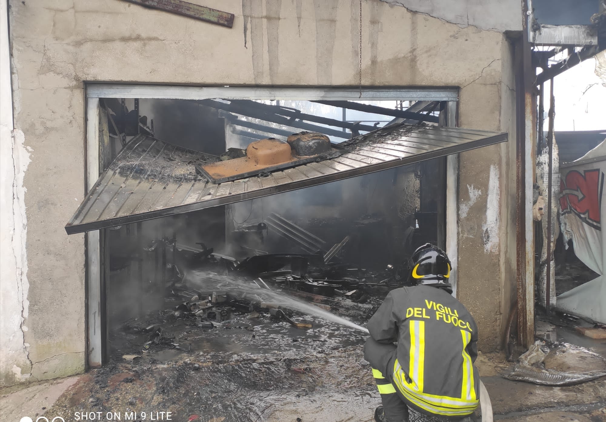 Ortona, si incendia auto parcheggiata all'interno di uno stabile, intervengono i Vigili del Fuoco