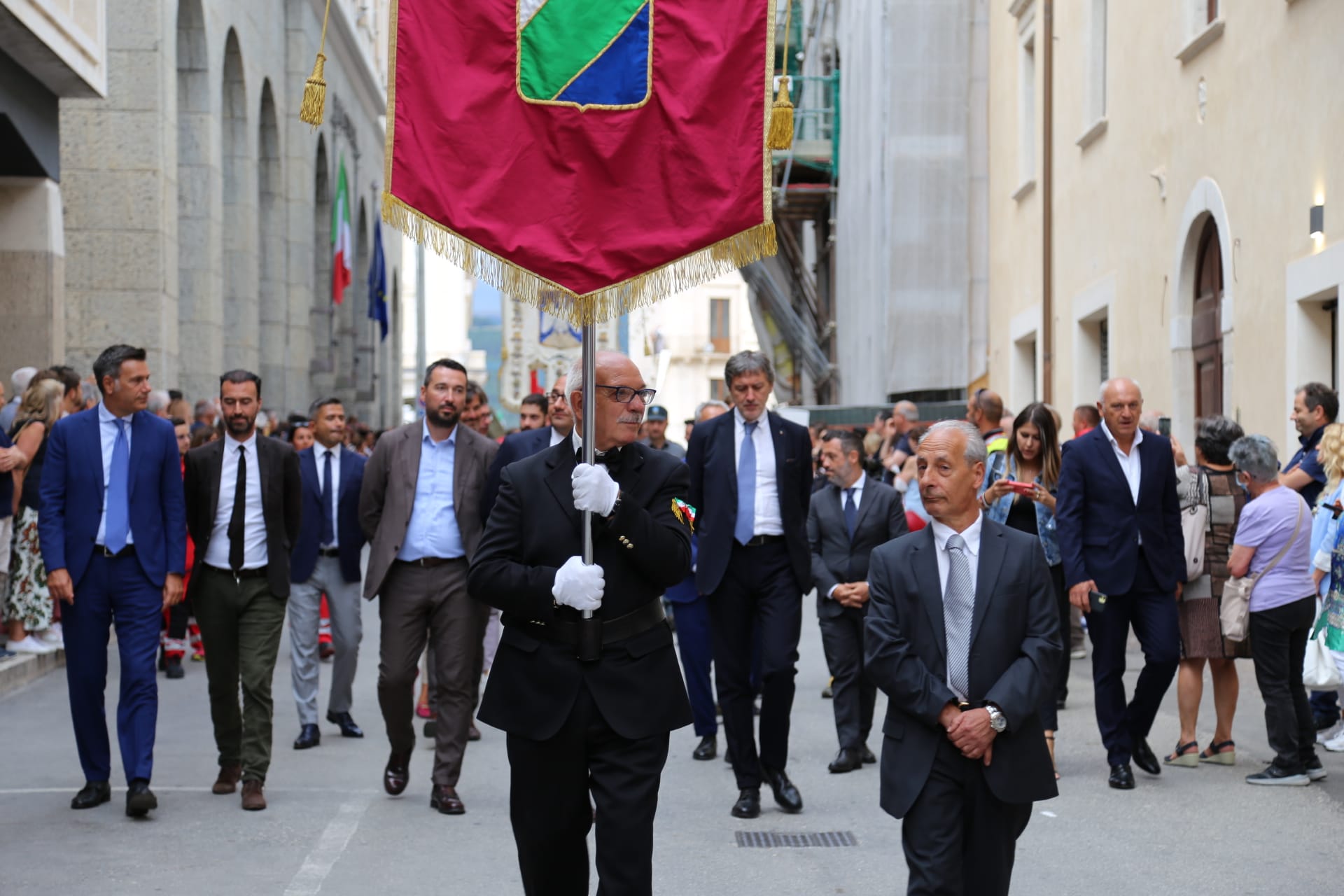 L'Aquila, Processione della Perdonanaza Celestiniana: Marsilio: un'edizione storica con la presenza di Papa Francesco
