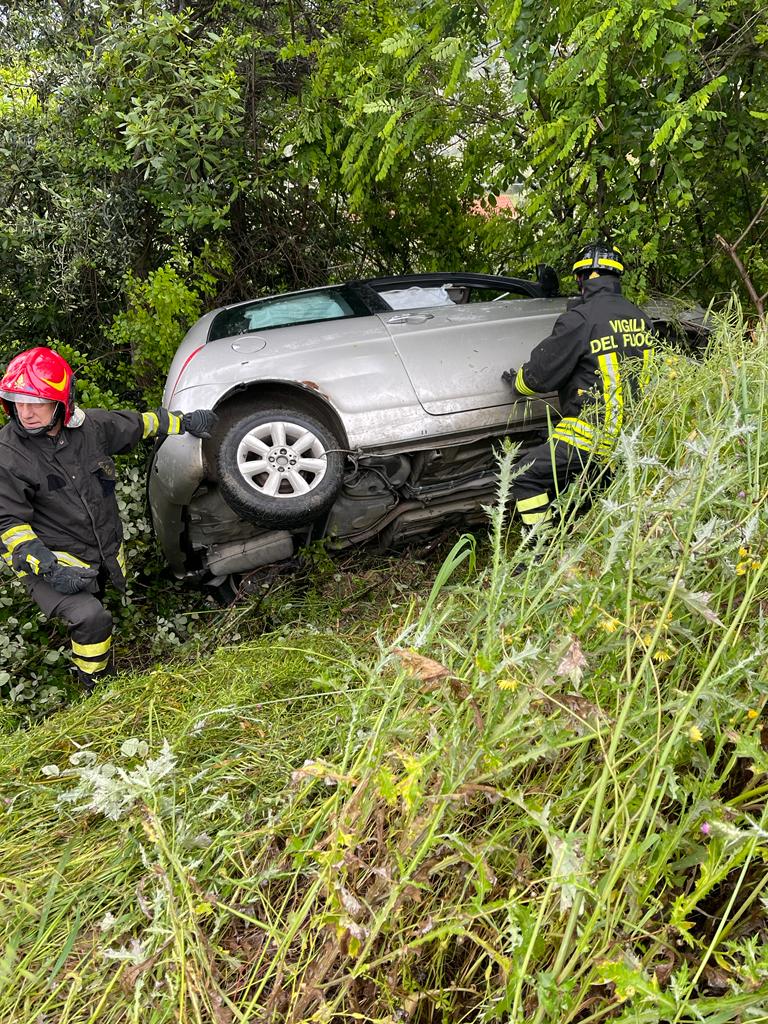 Incidente stradale a Cologna sulla SP19, auto si ribalta e finisce contro gli alberi, conducente liberata dai vigili del fuoco