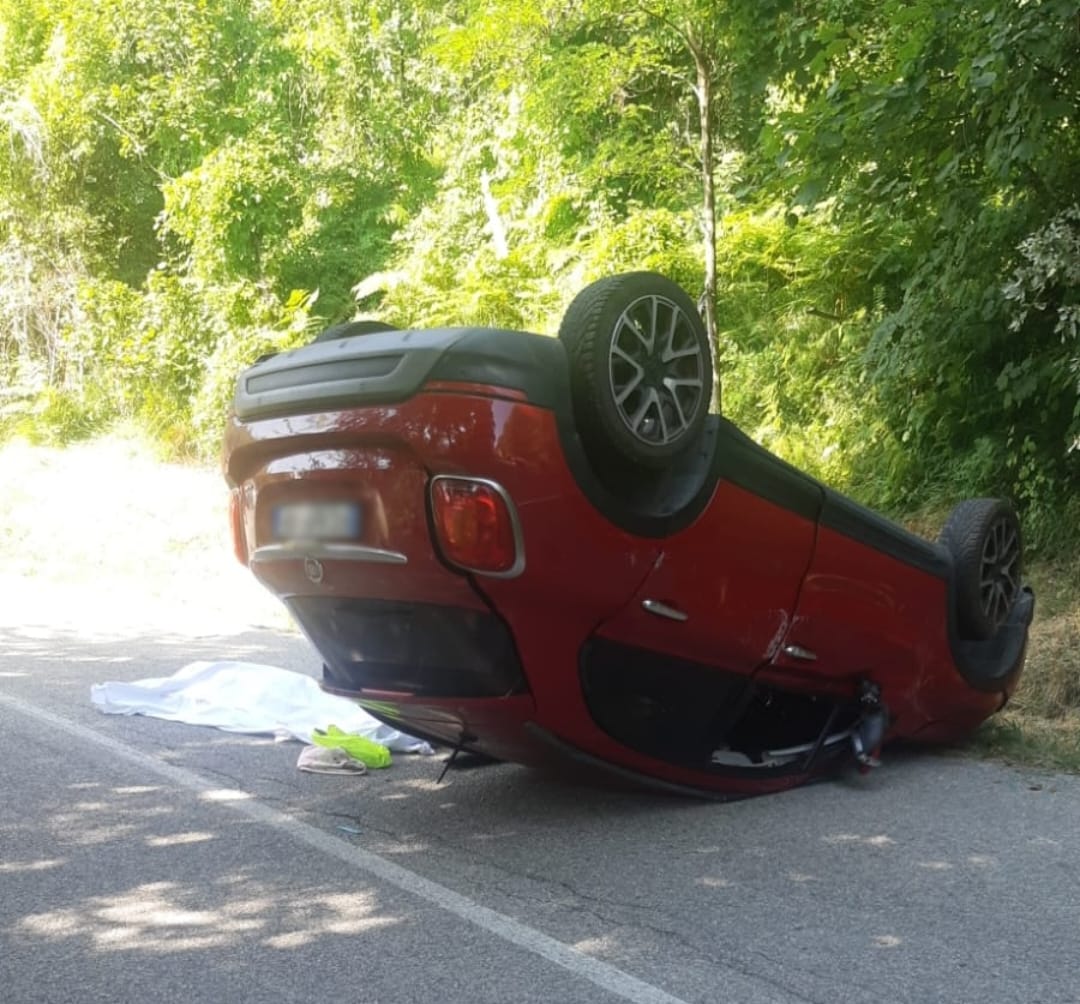 Grave incidente stradale a Rocca Santa Maria: anziano muore dopo il ribaltamento di un'auto