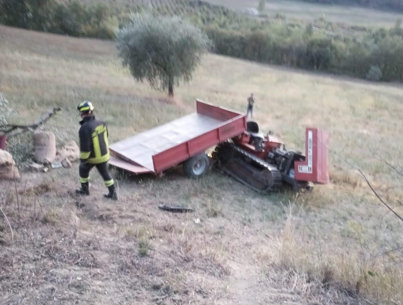 Basciano, incidente agricolo, muore travolto da un trattore cingolato un 74enne